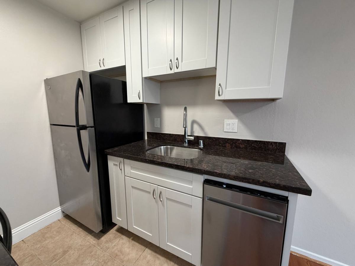 Apartment for rent at 650 E 17th St, Oakland, CA 94606