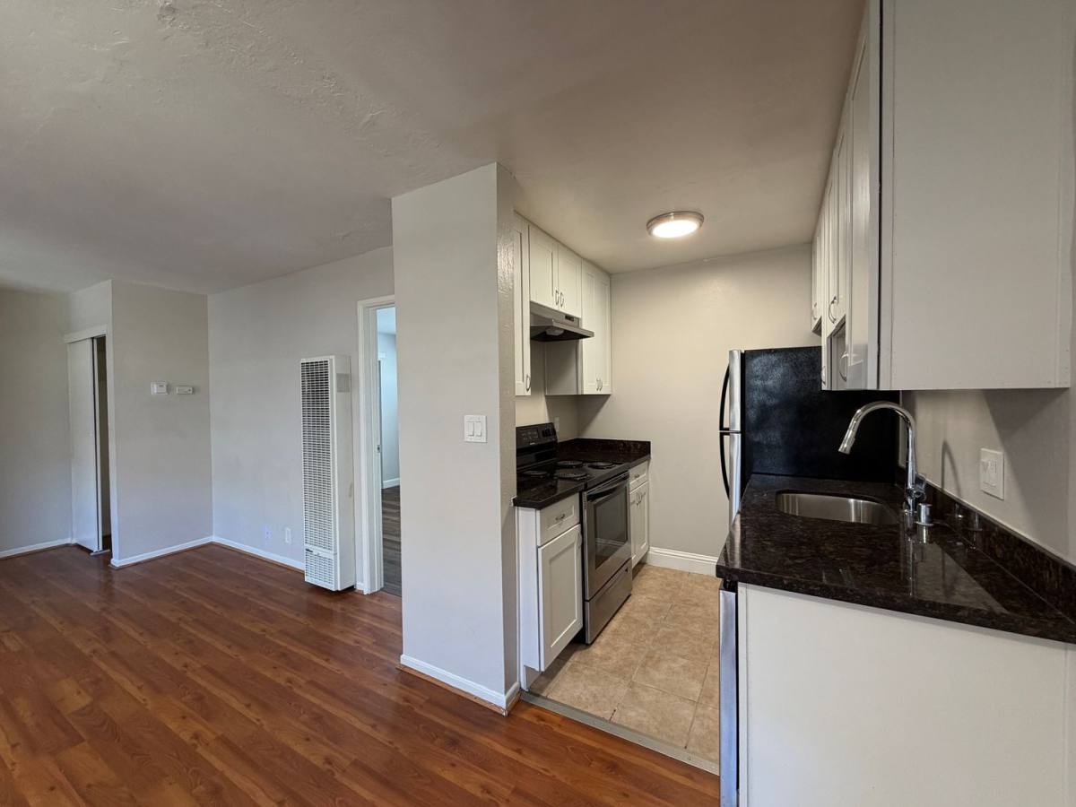 Apartment for rent at 650 E 17th St, Oakland, CA 94606