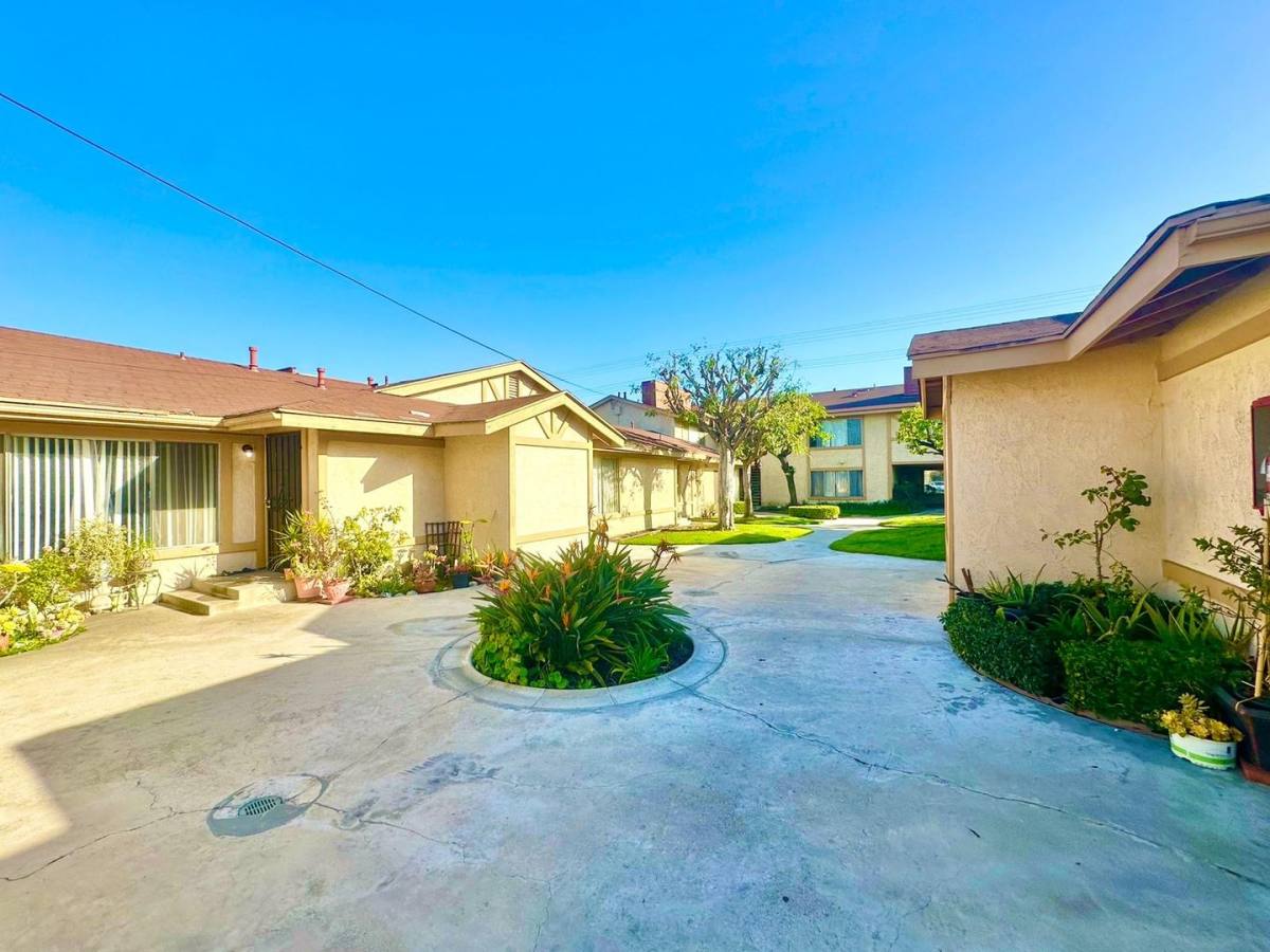 Apartment for rent at 2863 W Ball Rd, Anaheim, CA 92804