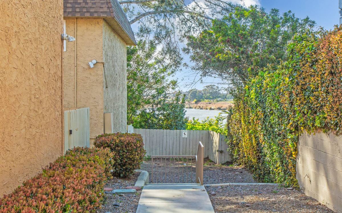 Townhouse for rent at 2541 Jefferson St, Carlsbad, CA 92008