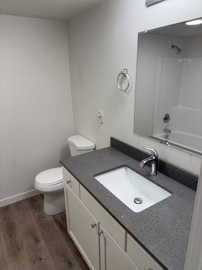 Apartment for rent at 446 NE Izett St, Oak Harbor, WA 98277