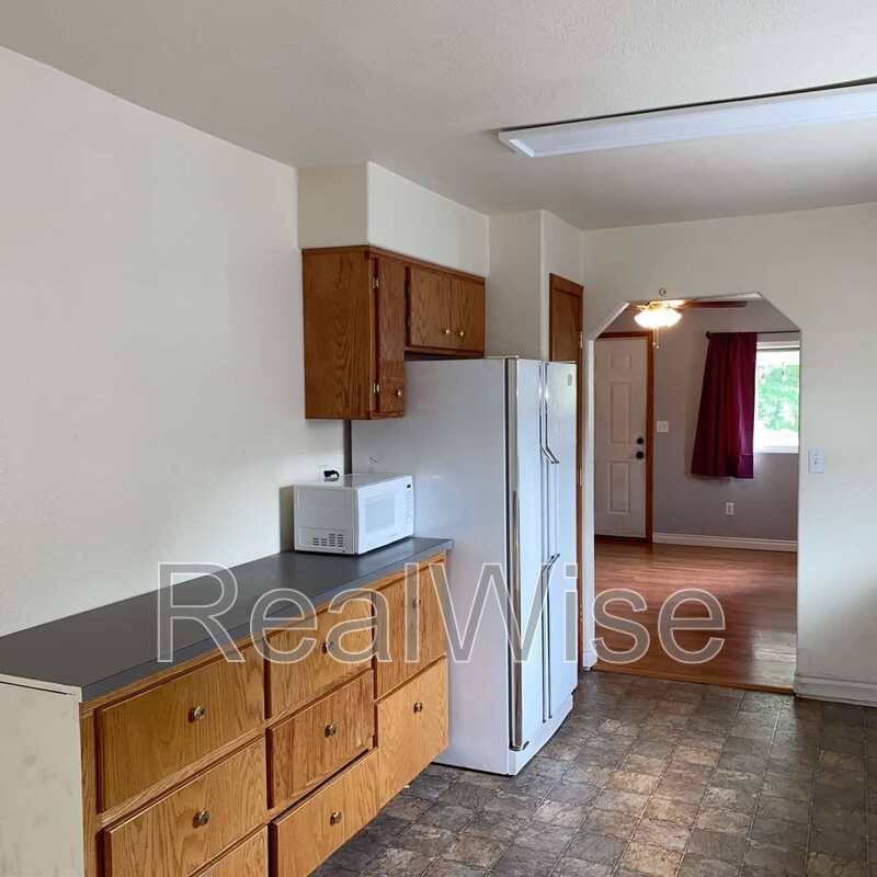 House for rent at 2564 NE Douglas Ave, Roseburg, OR 97470