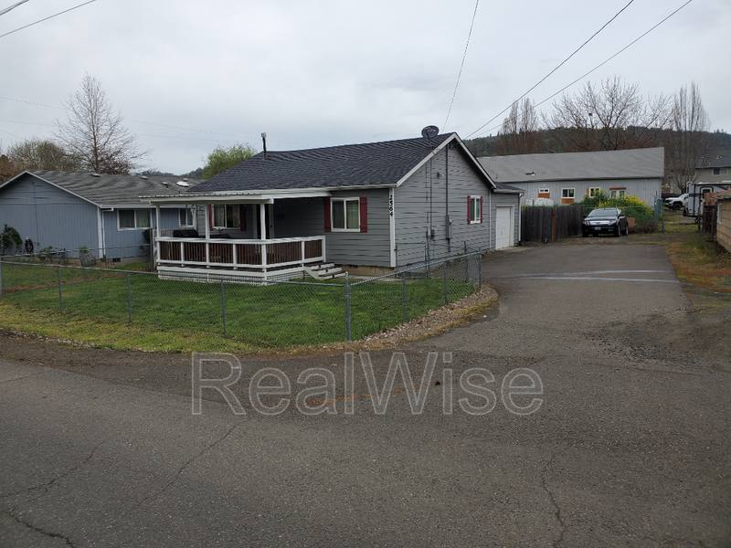 House for rent at 2564 NE Douglas Ave, Roseburg, OR 97470