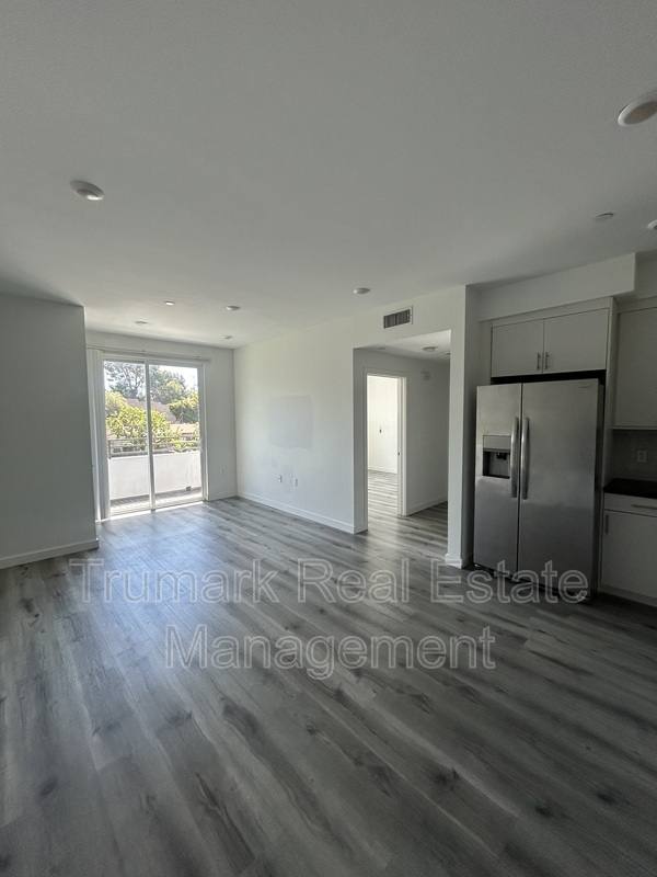 Apartment for rent at 11408 Sarah St #205, North Hollywood, CA 91602