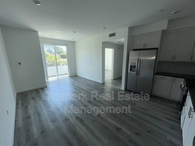 Apartment for rent at 11408 Sarah St #205, North Hollywood, CA 91602