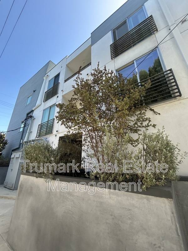 Apartment for rent at 11408 Sarah St #205, North Hollywood, CA 91602