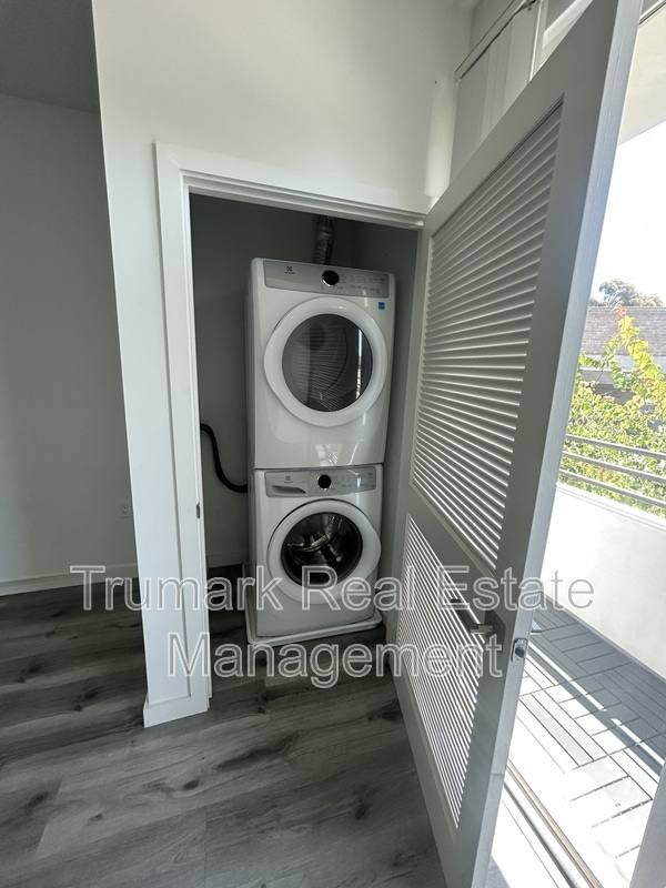 Apartment for rent at 11408 Sarah St #205, North Hollywood, CA 91602