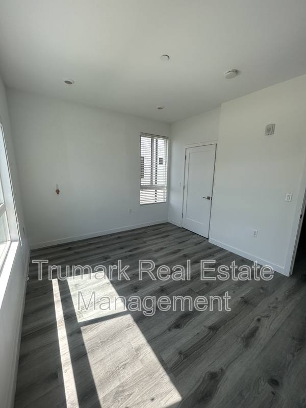 Apartment for rent at 11408 Sarah St #205, North Hollywood, CA 91602