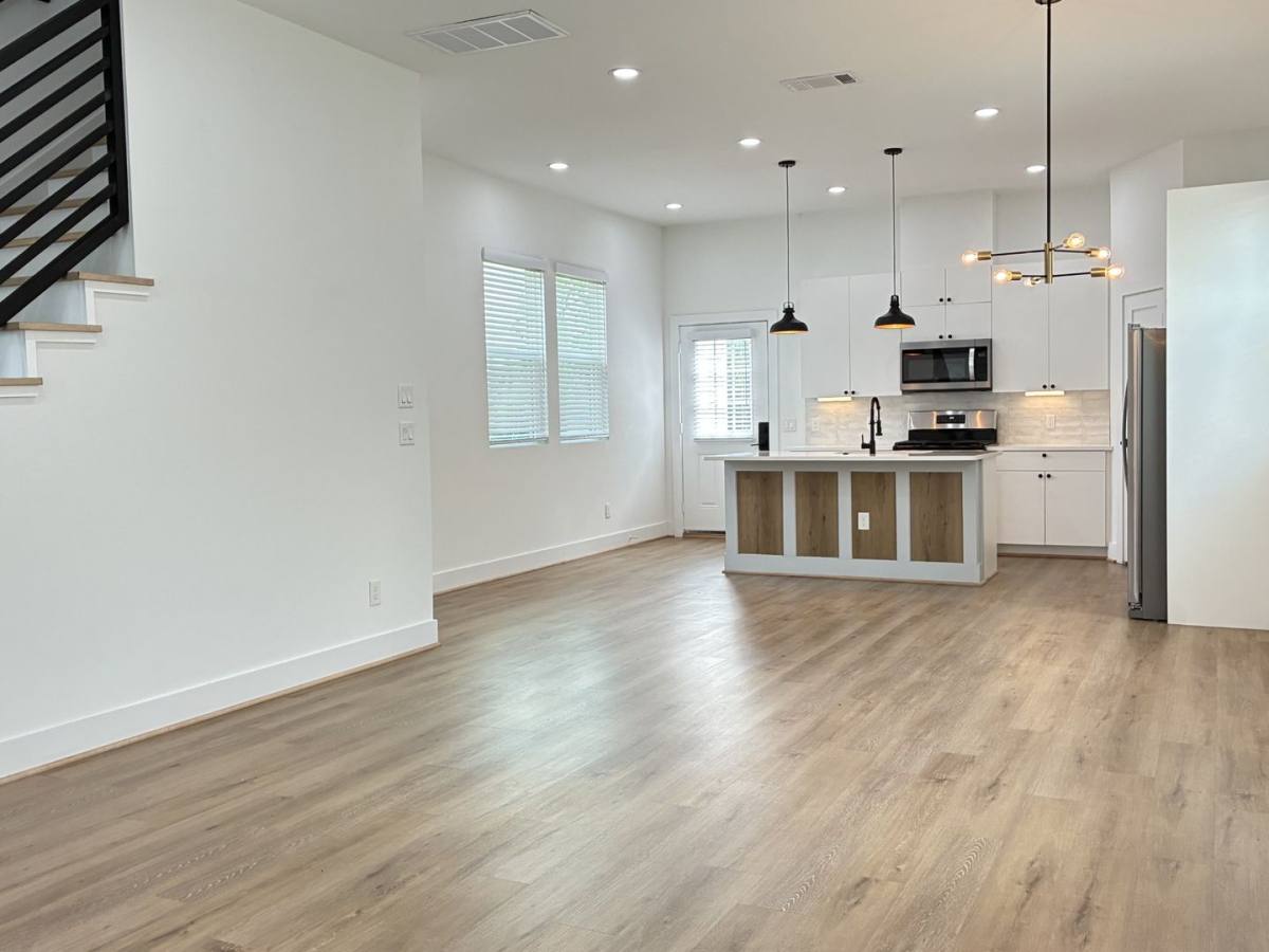Townhouse for rent at 1404 E 31st St, Houston, TX 77022