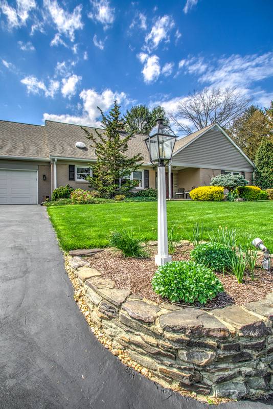 House for rent at 1827 Larchmont Lane, Lancaster, PA 17601