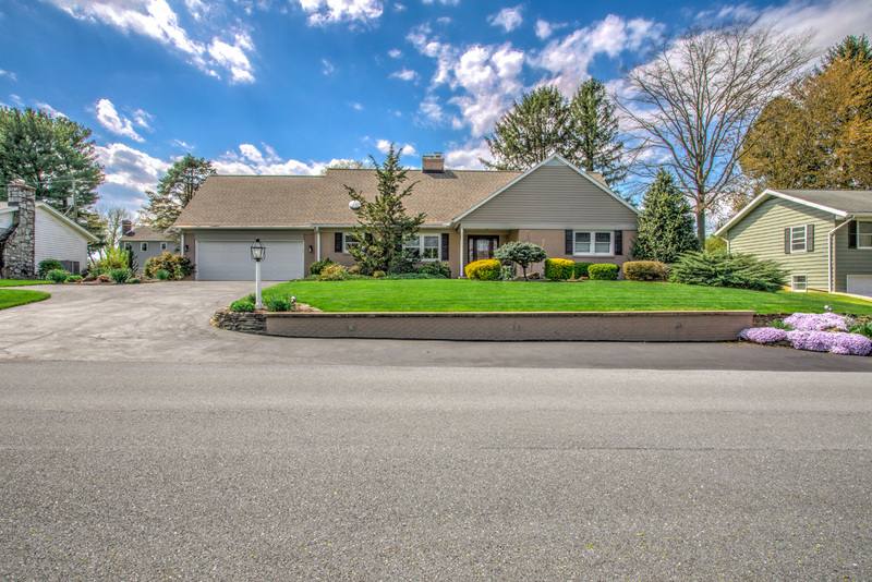 House for rent at 1827 Larchmont Lane, Lancaster, PA 17601