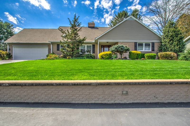 House for rent at 1827 Larchmont Lane, Lancaster, PA 17601