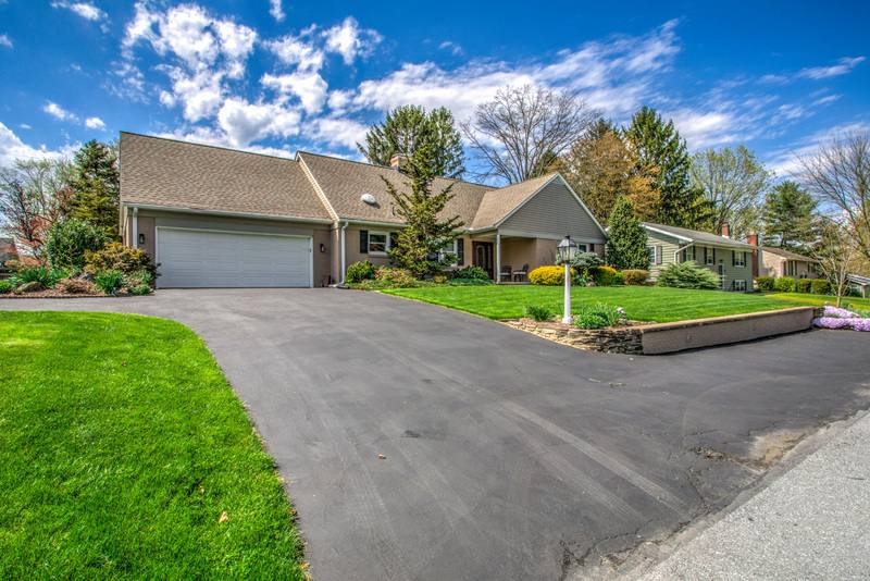 House for rent at 1827 Larchmont Lane, Lancaster, PA 17601