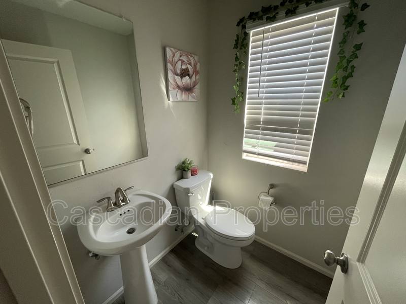 House for rent at 2002 Smith Dr, Woodburn, OR 97071