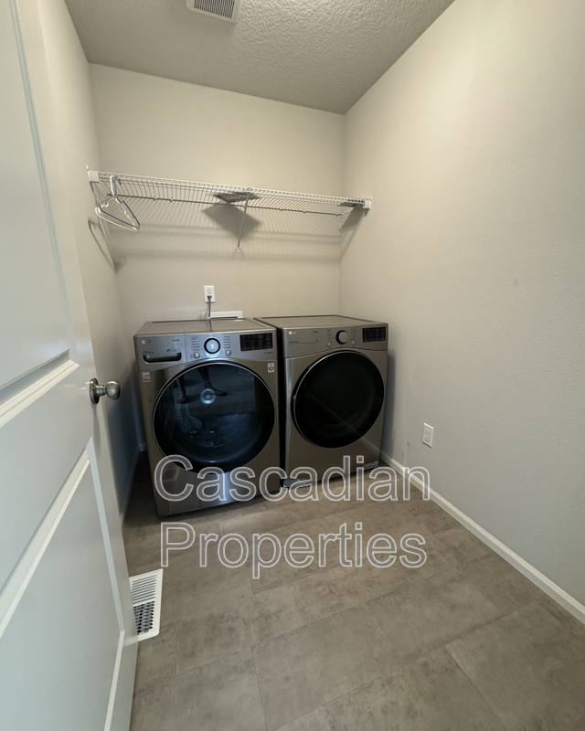 House for rent at 2002 Smith Dr, Woodburn, OR 97071