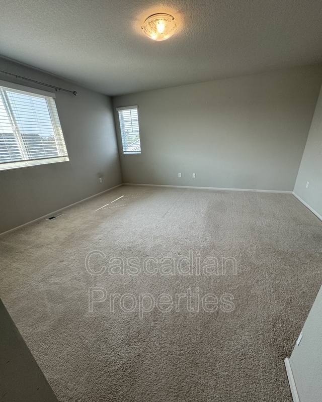House for rent at 2002 Smith Dr, Woodburn, OR 97071