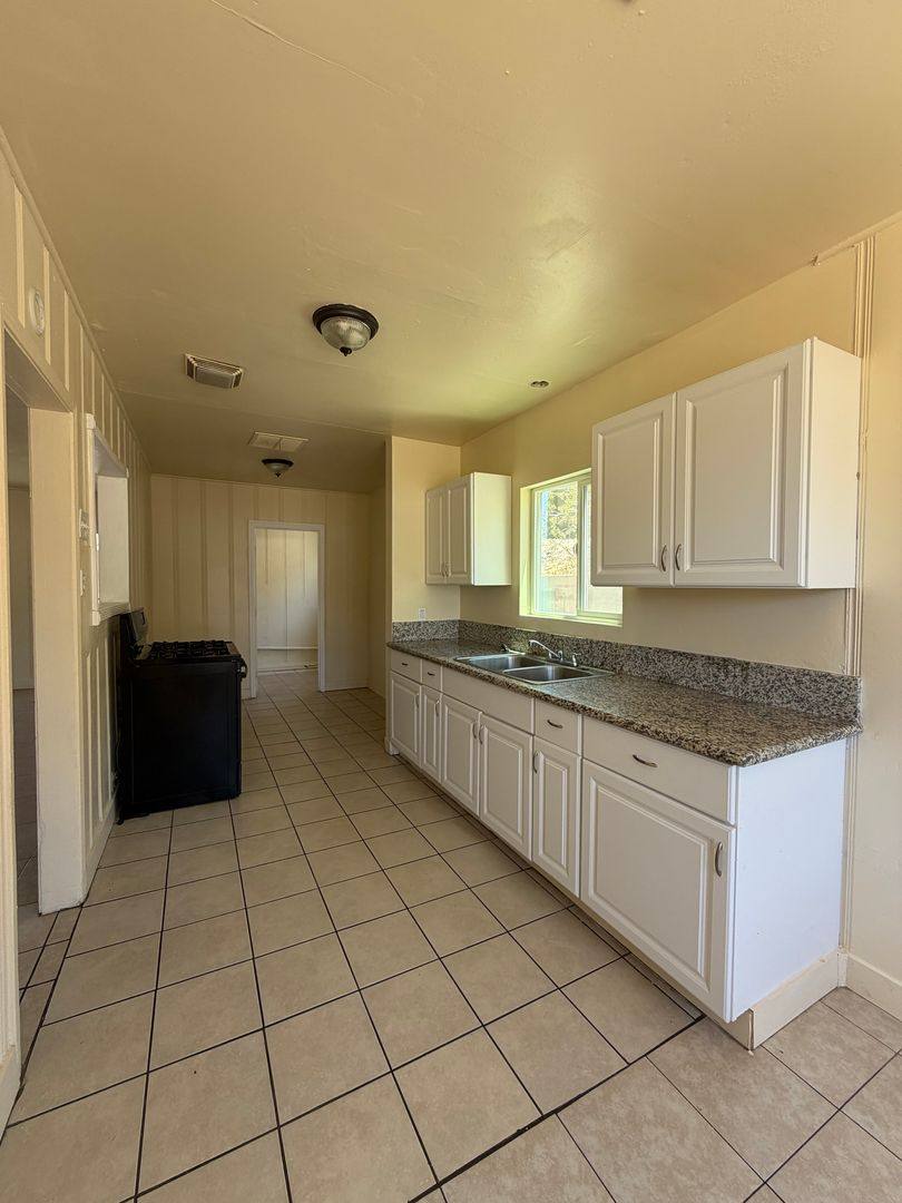Apartment for rent at 400 W Fredricks, Barstow, CA 92311