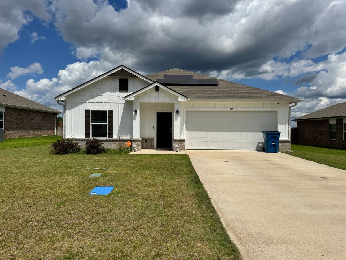 House for rent at 917 Martin St, Chandler, TX 75758
