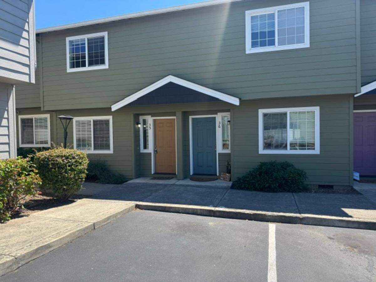 Townhouse for rent at 2030 Brookhurst St #35, Medford, OR 97501