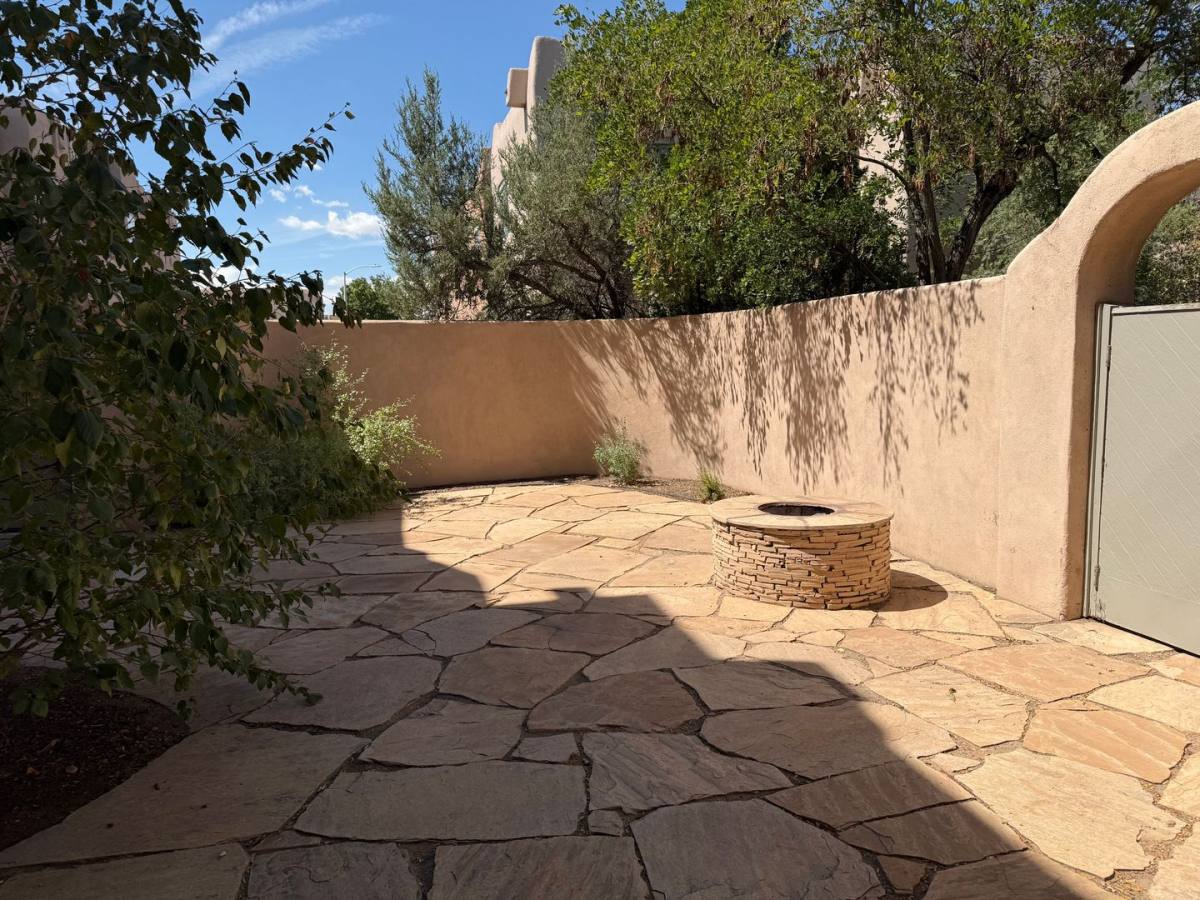 Townhouse for rent at 814 SE Circle NW, Albuquerque, NM 87104