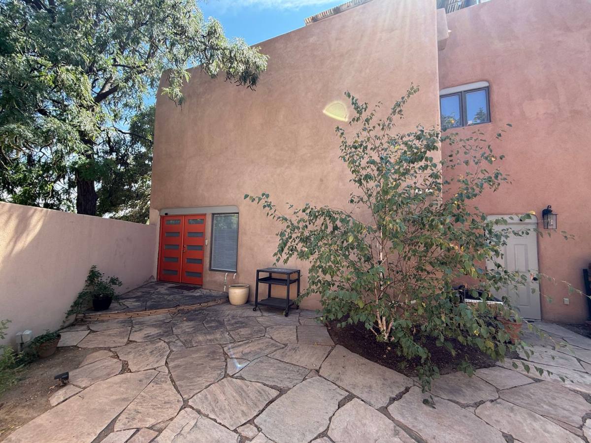 Townhouse for rent at 814 SE Circle NW, Albuquerque, NM 87104