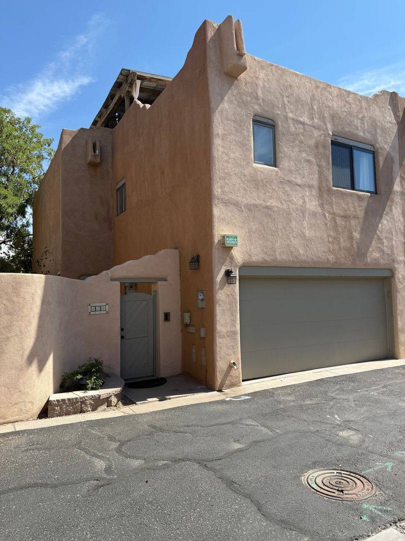 Townhouse for rent at 814 SE Circle NW, Albuquerque, NM 87104