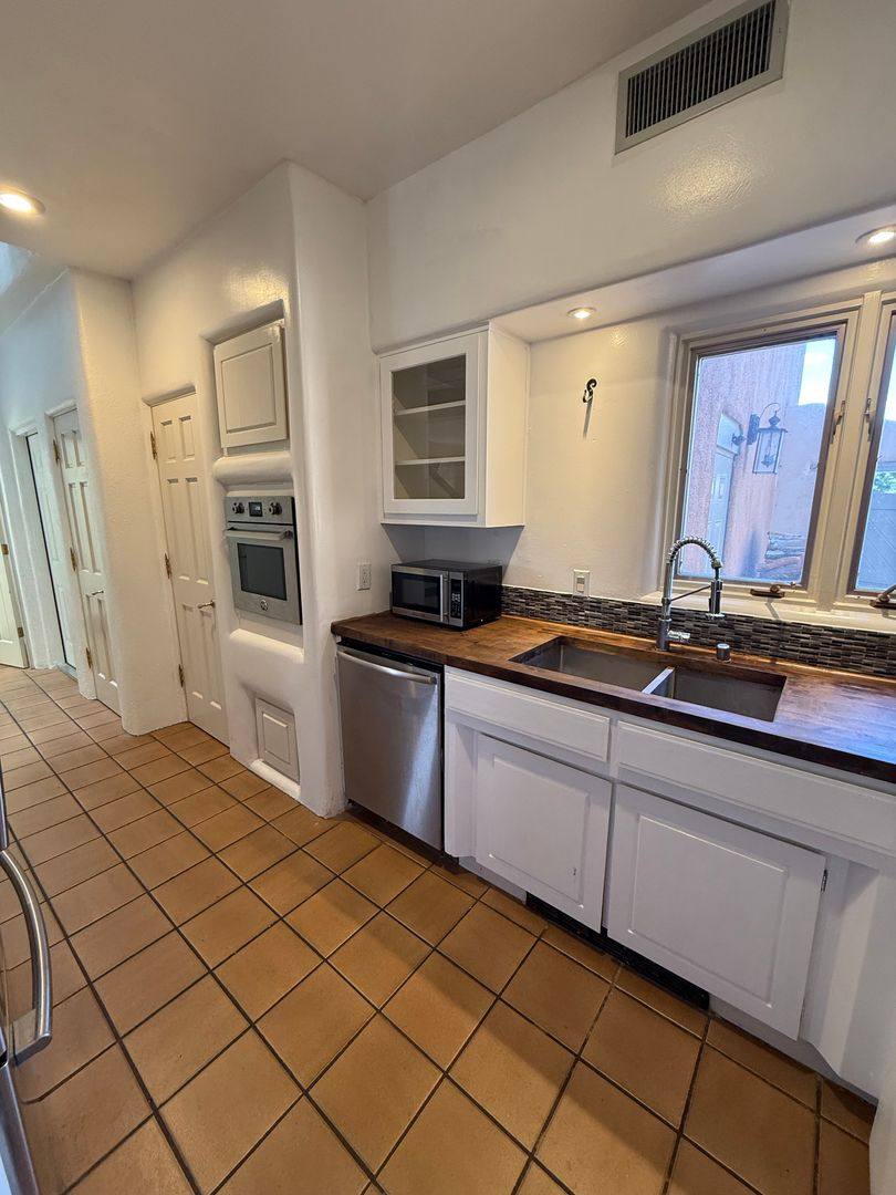 Townhouse for rent at 814 SE Circle NW, Albuquerque, NM 87104
