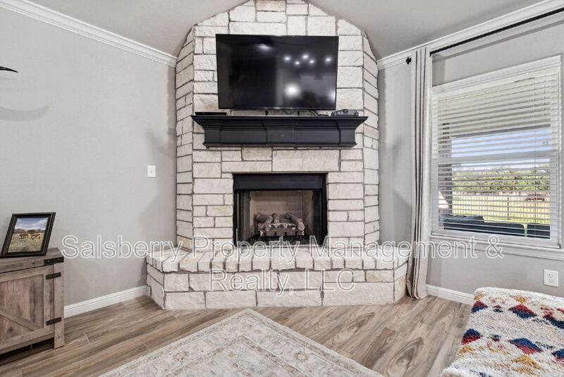 House for rent at 3310 Windcrest Dr, Granbury, TX 76049