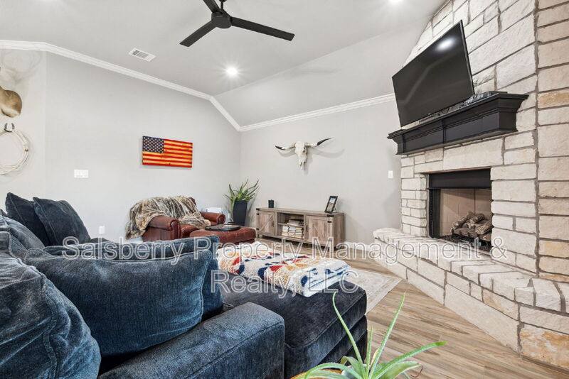 House for rent at 3310 Windcrest Dr, Granbury, TX 76049