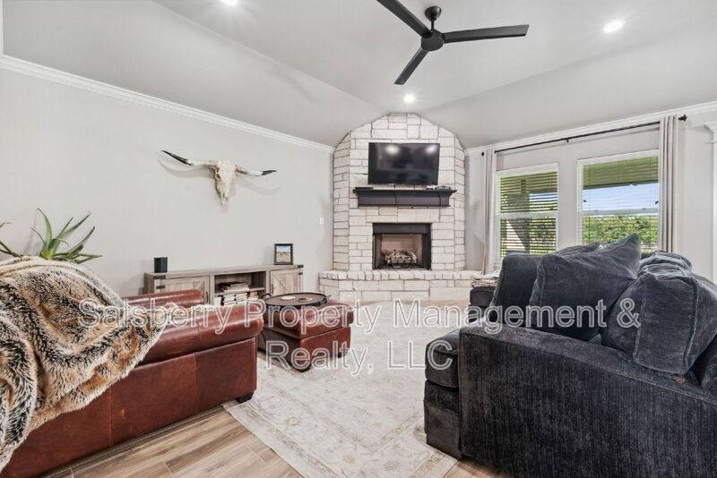 House for rent at 3310 Windcrest Dr, Granbury, TX 76049