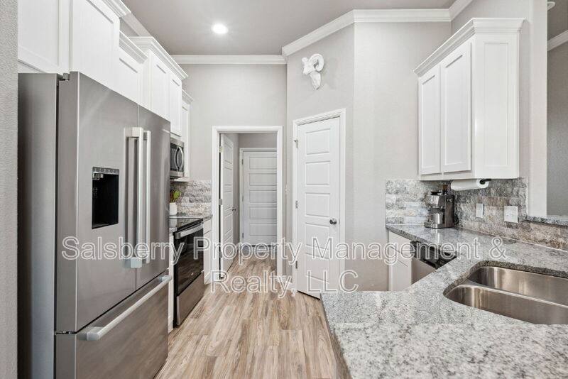 House for rent at 3310 Windcrest Dr, Granbury, TX 76049