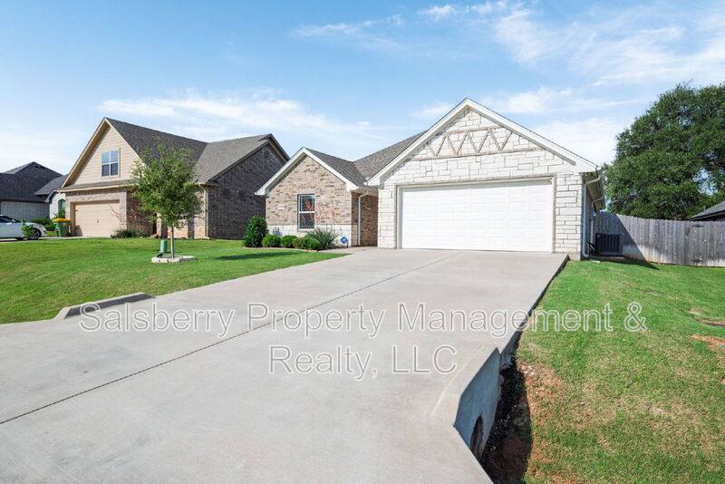 House for rent at 3310 Windcrest Dr, Granbury, TX 76049