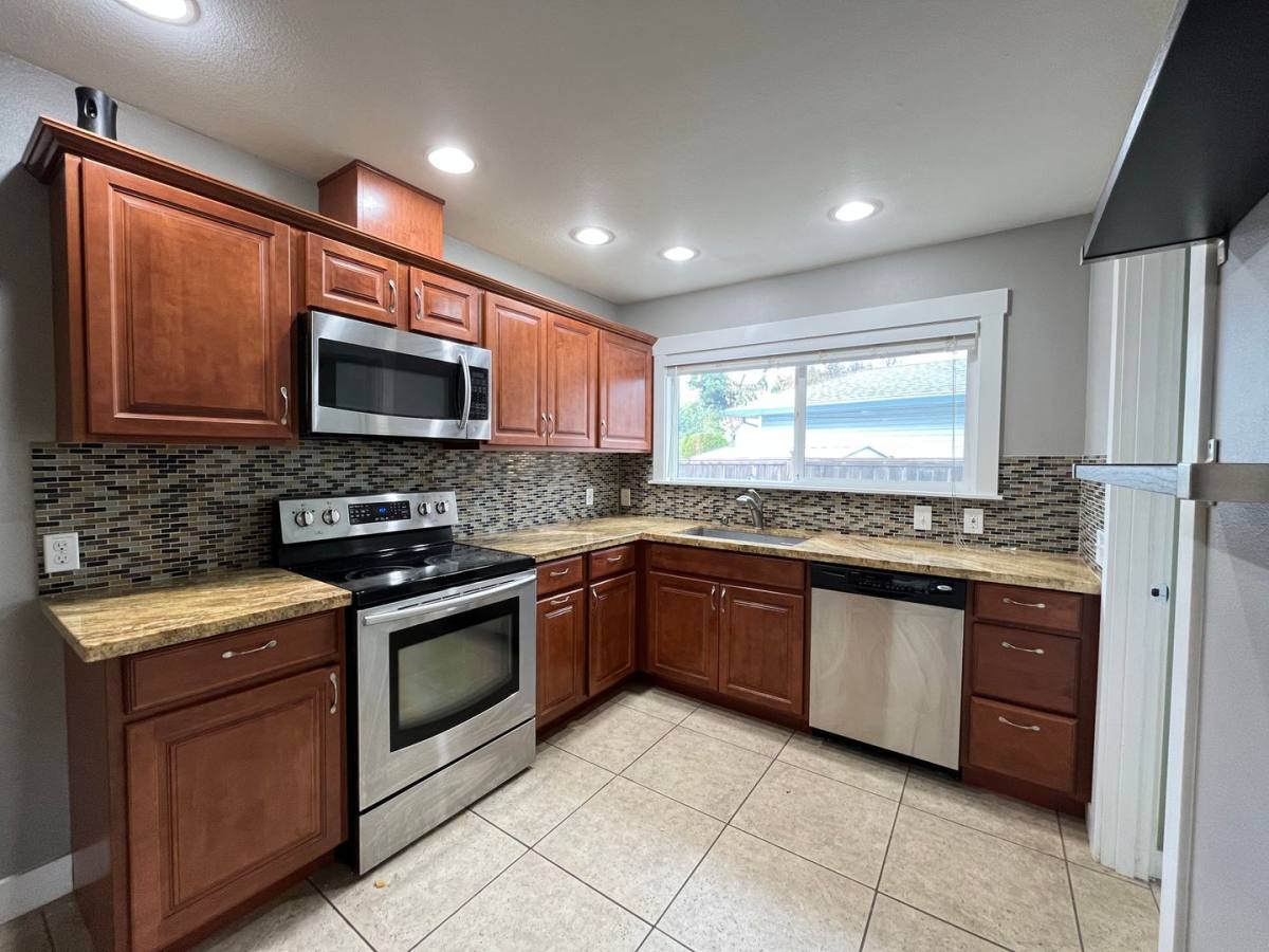 House for rent at 1650 Manor Dr, Gladstone, OR 97027