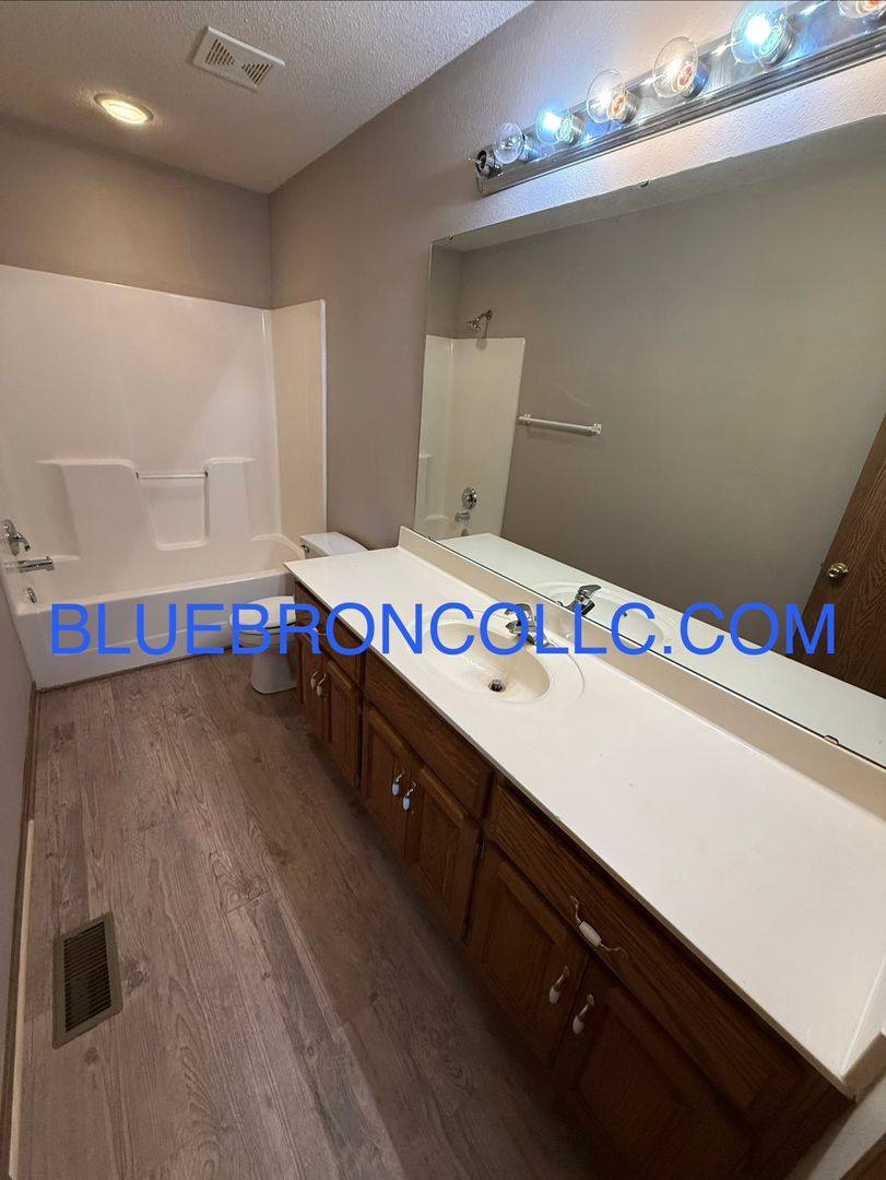 Townhouse for rent at 621 Willow Lane - D, Peculiar, MO 64078