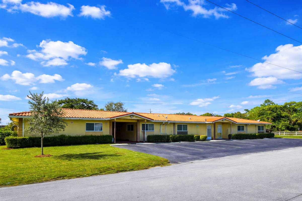 Apartment for rent at 8430 NW 40th St, Coral Springs, FL 33065