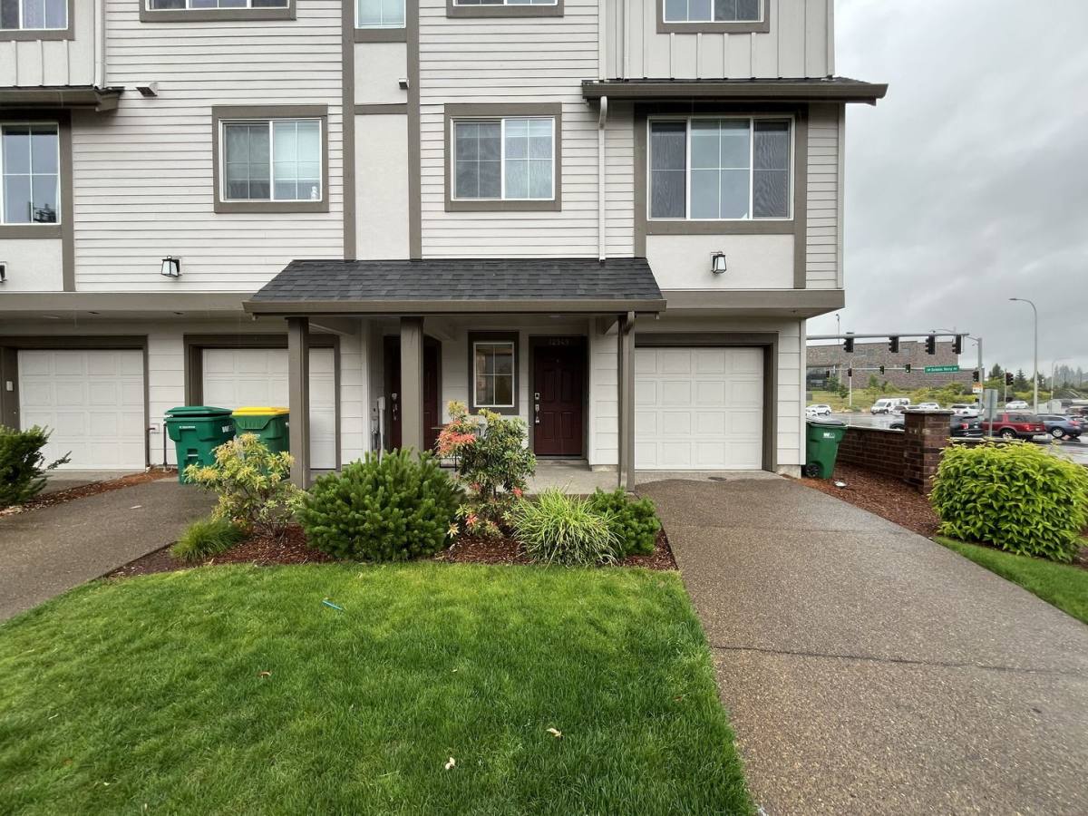 Townhouse for rent at 12949 SW Meadbrook Lane, Beaverton, OR 97007