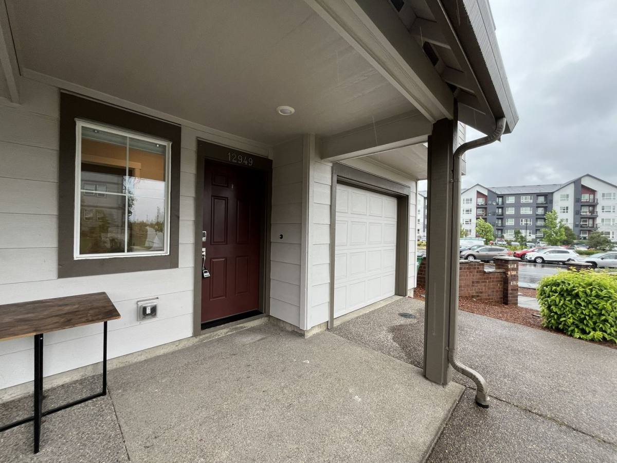 Townhouse for rent at 12949 SW Meadbrook Lane, Beaverton, OR 97007