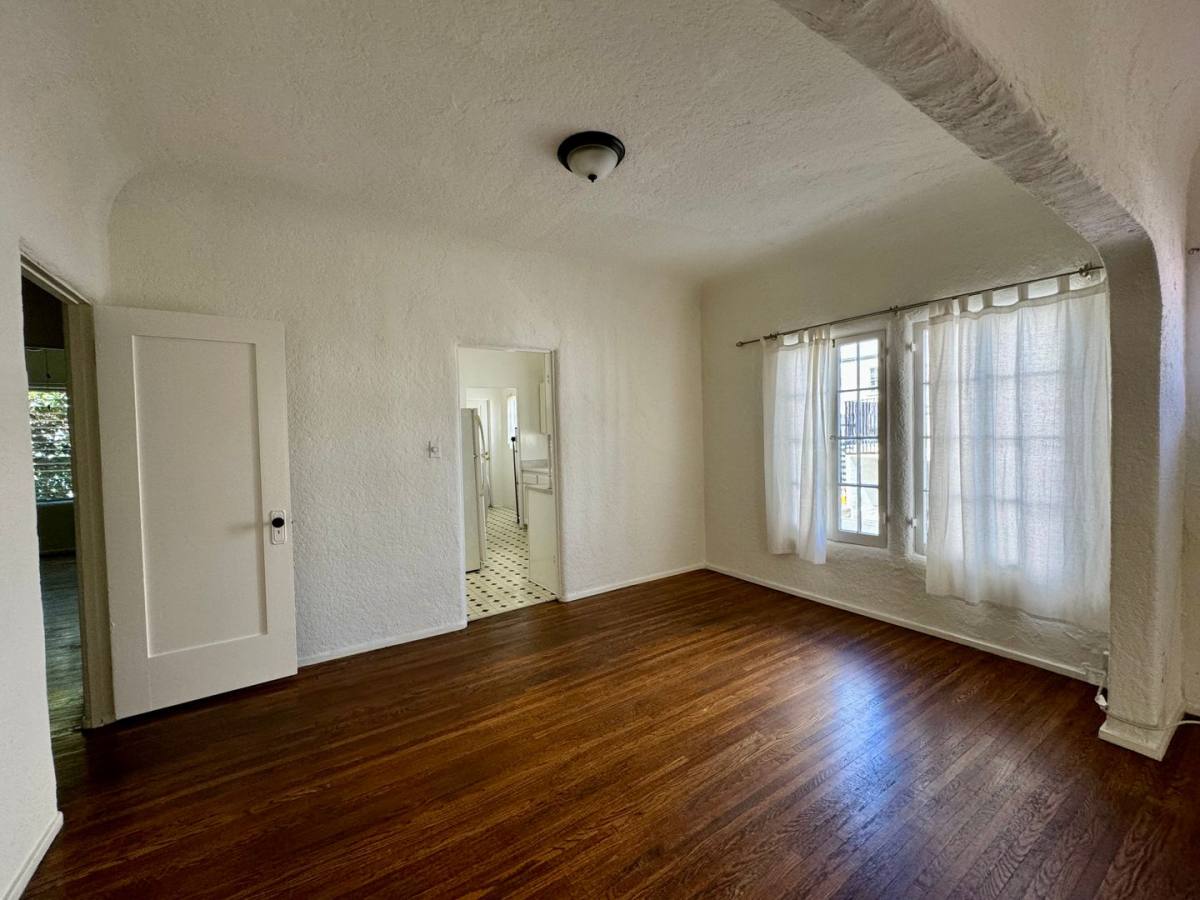 Apartment for rent at 152 S Crescent Dr, Beverly Hills, CA 90212