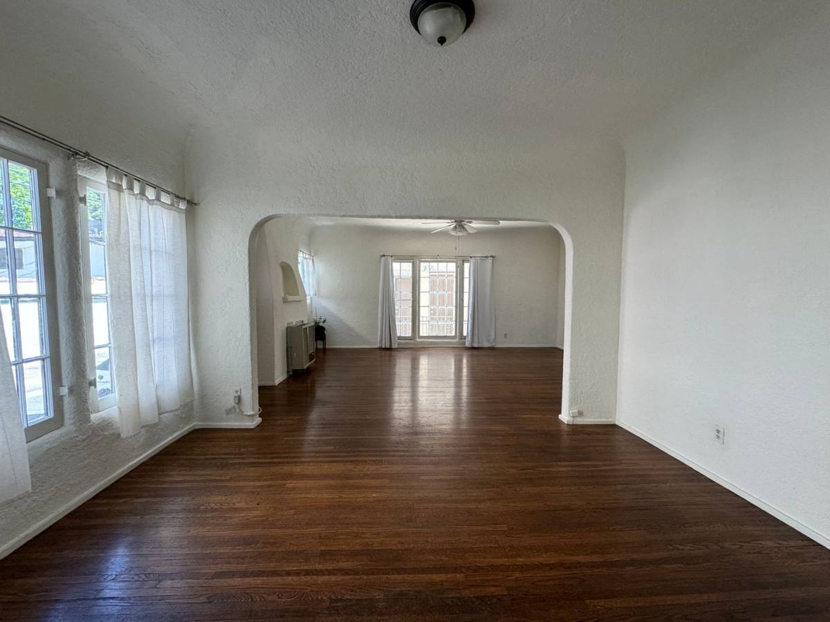 Apartment for rent at 152 S Crescent Dr, Beverly Hills, CA 90212