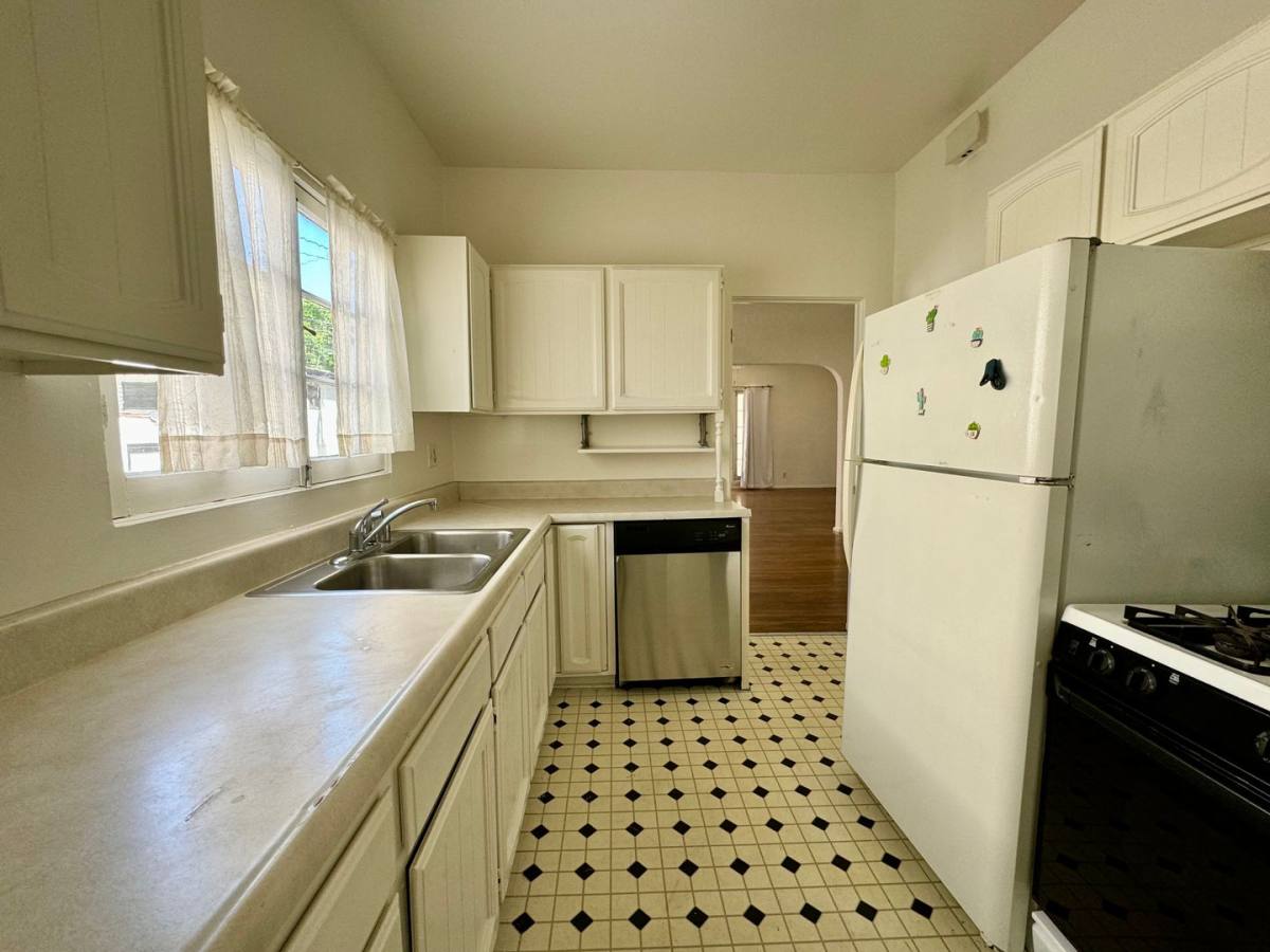 Apartment for rent at 152 S Crescent Dr, Beverly Hills, CA 90212