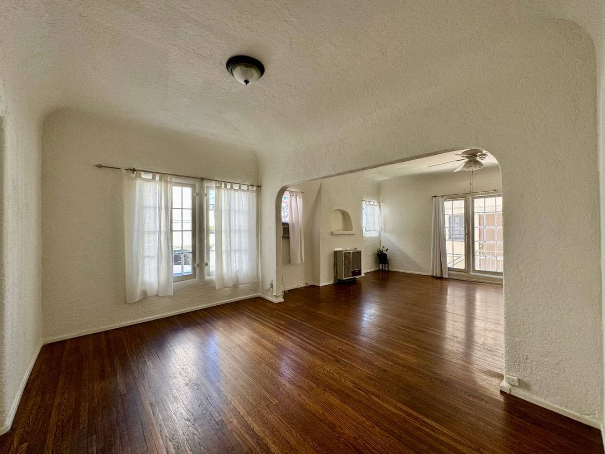 Apartment for rent at 152 S Crescent Dr, Beverly Hills, CA 90212