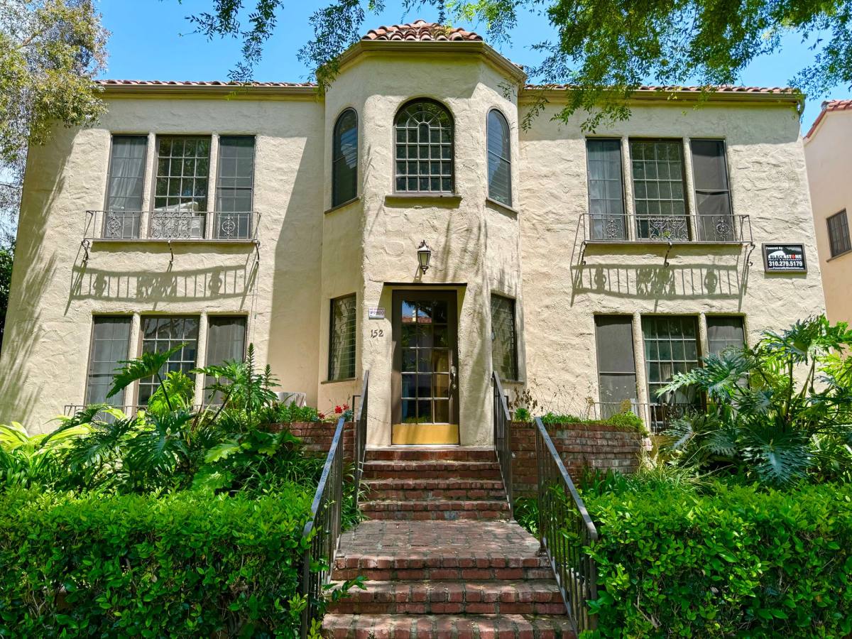 Apartment for rent at 152 S Crescent Dr, Beverly Hills, CA 90212