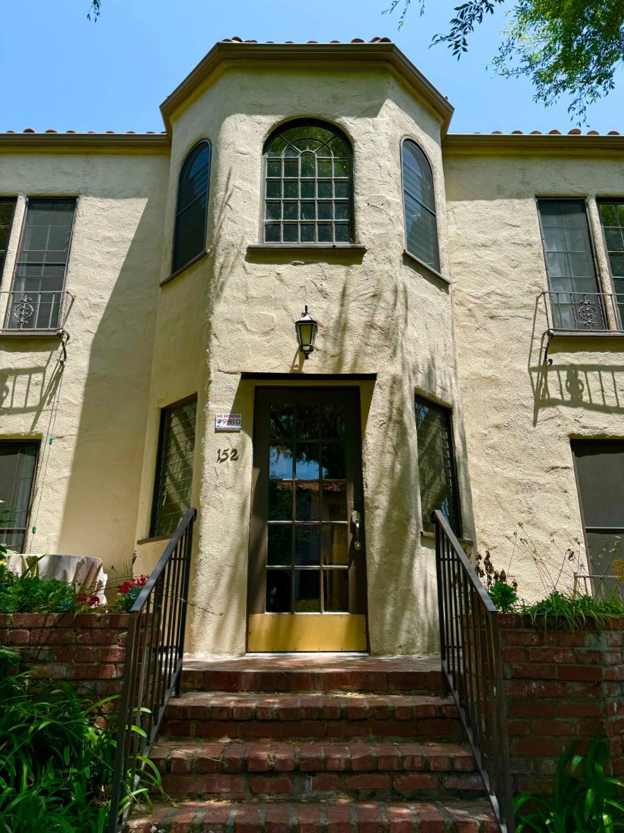 Apartment for rent at 152 S Crescent Dr, Beverly Hills, CA 90212