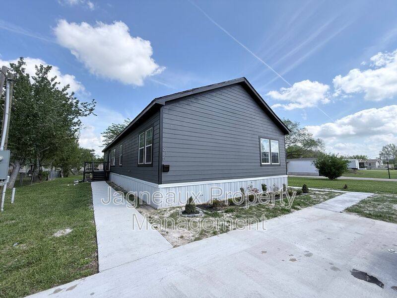 House for rent at 816 Shady Lane, Westlake, LA 70669