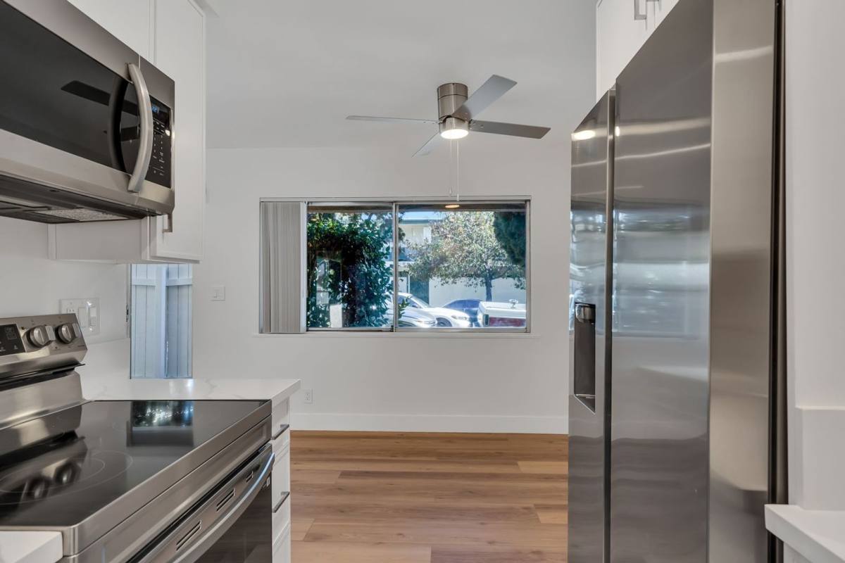 Apartment for rent at 11423 Ohio Ave, Los Angeles, CA 90025
