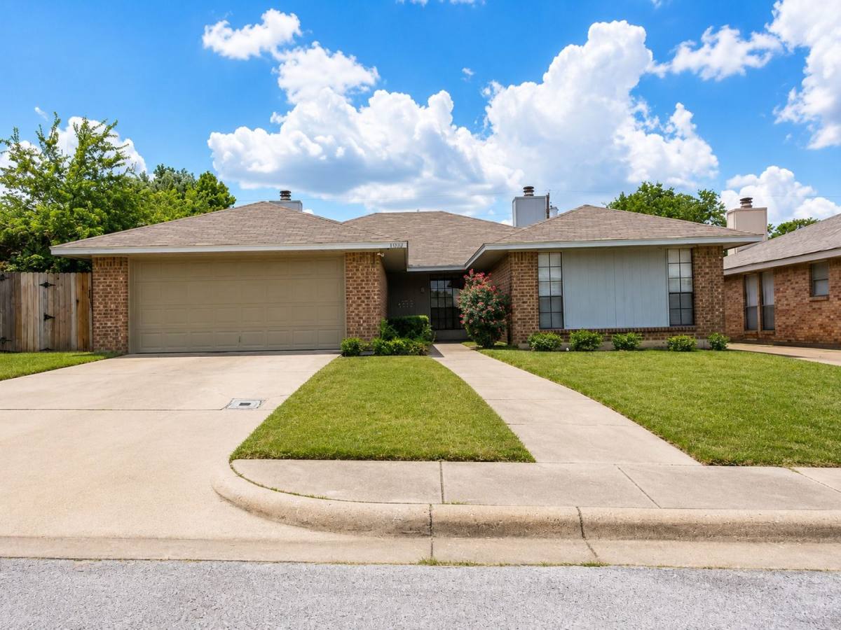 Apartment for rent at 1915-1917 Spindletop Dr, Duncanville, TX 75137