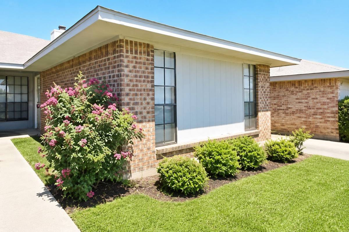 Apartment for rent at 1915-1917 Spindletop Dr, Duncanville, TX 75137