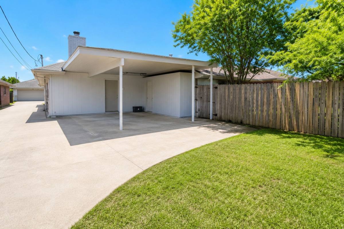 Apartment for rent at 1915-1917 Spindletop Dr, Duncanville, TX 75137