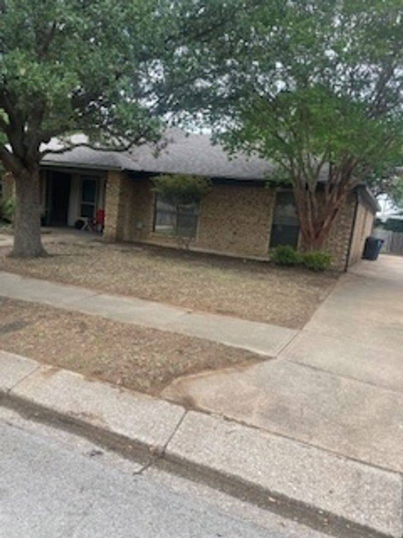 House for rent at 104 Glade Shadow Dr, Euless, TX 76039