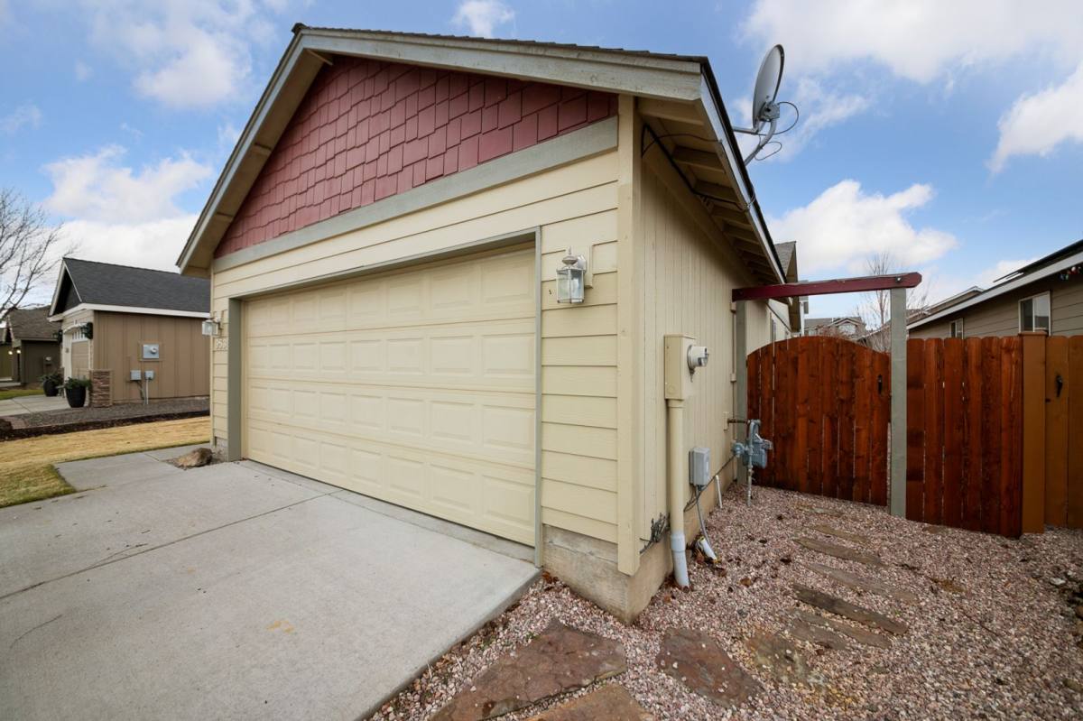 House for rent at 953 SW 25th Place, Redmond, OR 97756